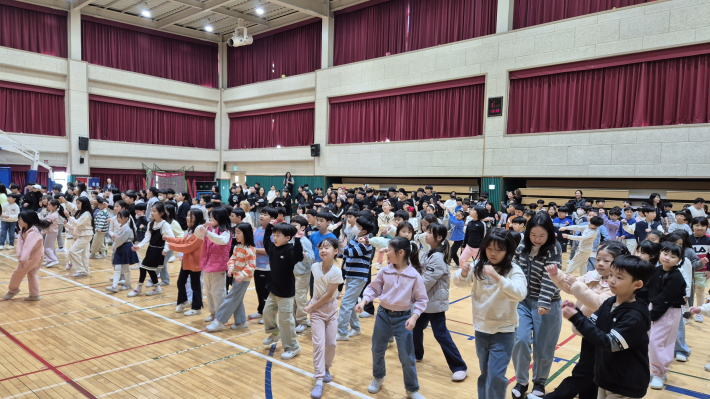 수원중촌초 전교생이 5학년 난타 공연에 맞춰 플래시몹을 하고 있다.