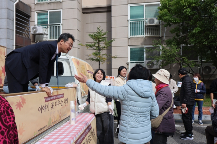 호매실칠보마을8단지에서 능실종합사회복지관장이 참여 어르신과 이야기를 나누고 있다.