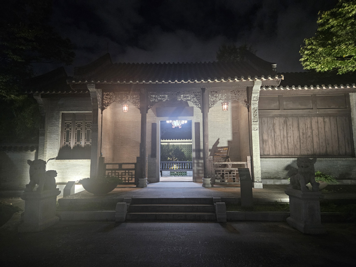 암수 사자가 지키고 있는 중국전통정원 월화원 입구