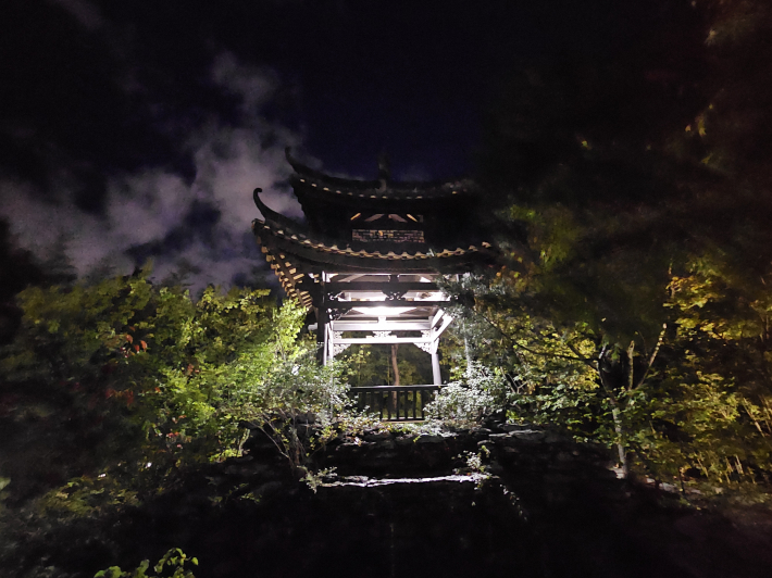 땅을 파내 연못을 만들고 파낸 흙으로 산 정상에 지은 '인연을 소중히 한다'라는 의미의 중연정 '우정'이라는 정자