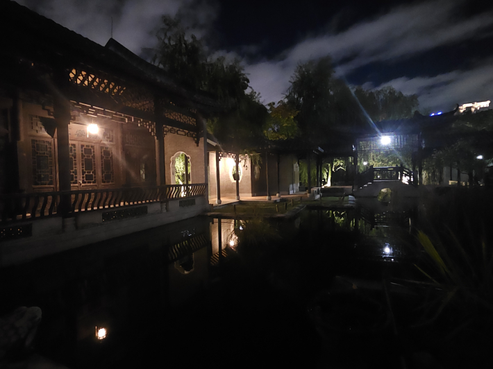 인공호수와 식물들이 어울어진 월화원 야경모습