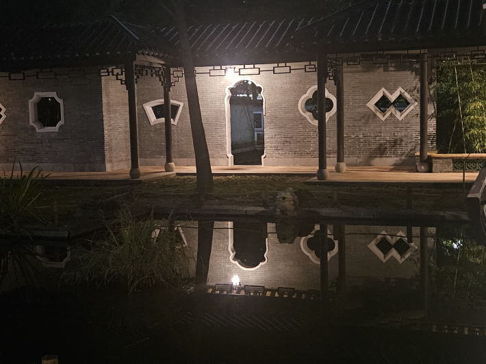 꽉 막힌 담장이 아니라 창을 내어 서로 소통하게 만든 담장과 물의 반영