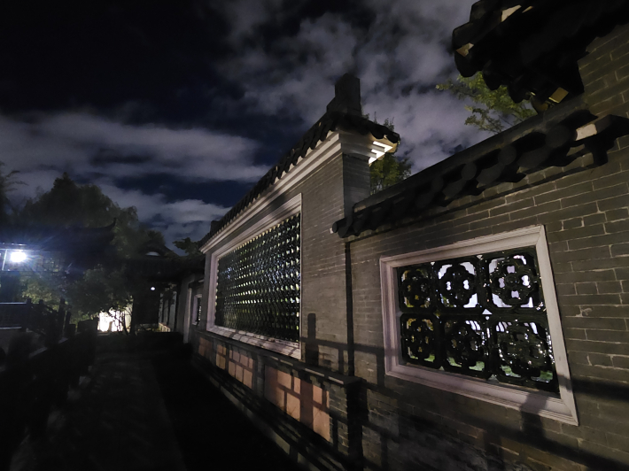 녹색유리 꽃무늬 통화창이 있는 경관담장