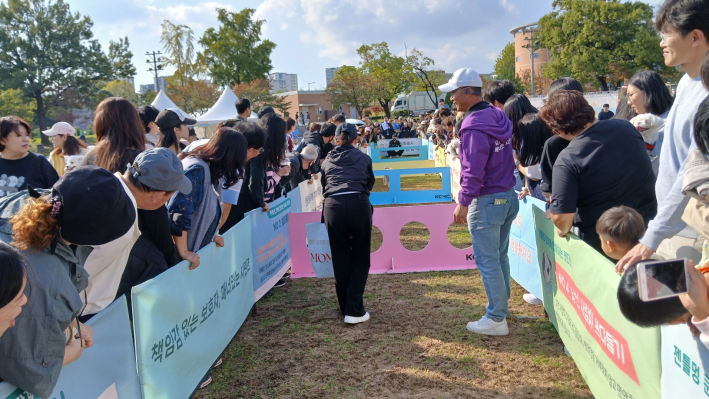'견공올림픽1' 장애물 통과하는 장면