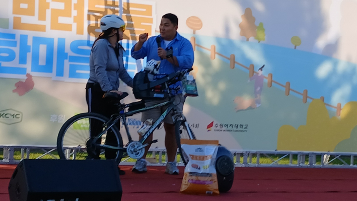 반려견 패션쇼 최고상을 수상한 반려인 최미정                (사회자 박경호 개그맨)