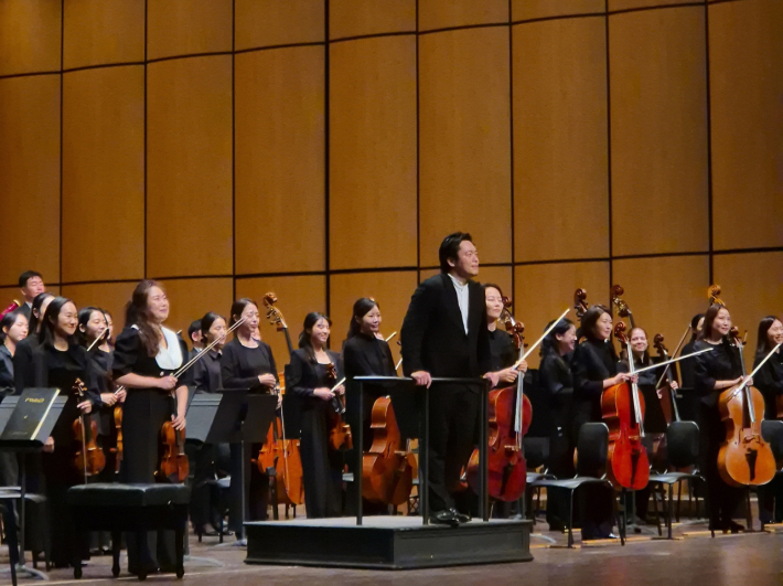 만 18세의 나이로 국제 피아노 콩쿠르에서 우승한 김선욱, 2024년부터 경기필하모닉 예술감독으로 활동 중이다.