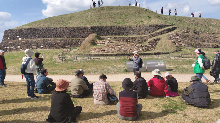 연천 호로고루성을 바라보고 고구려 성곽에 대해 설명하고 있다.