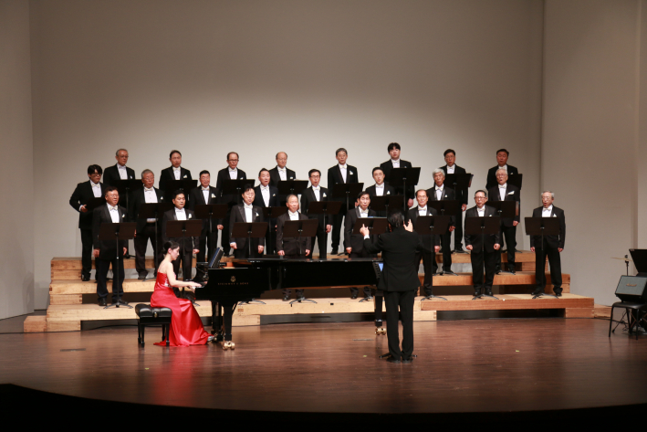 연주회 시작은 올드보이즈콰이어송 단가(團歌)로 힘차게 시작했다. 