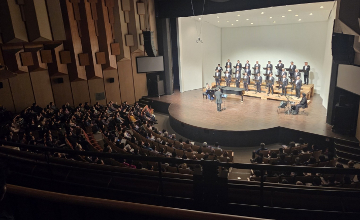 소공연장 1, 2층 객석이 관객으로 꽉 찼다.