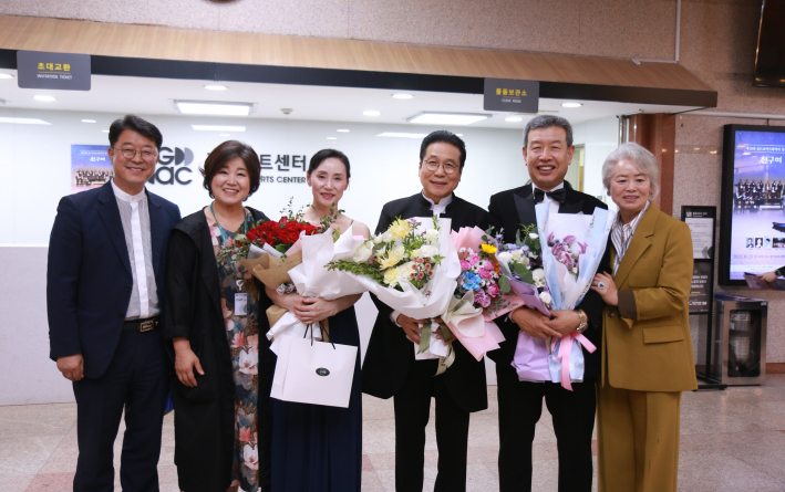 내빈들 모습. (좌로부터)더플러스여성합창단 송진숙 부부, 박미경 반주자, 송흥섭 지휘자, 이원해 올드보이즈콰이어 후원회장 부부