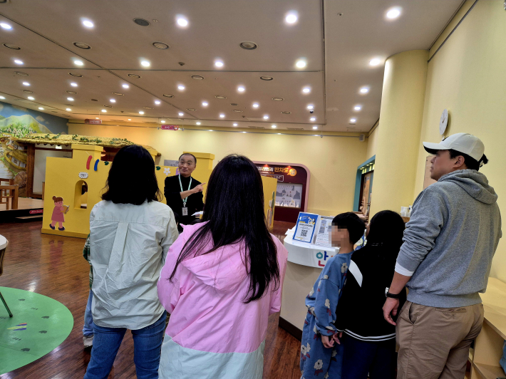 어린이체험실 관람객들에게 이용 안내를 하고 있다