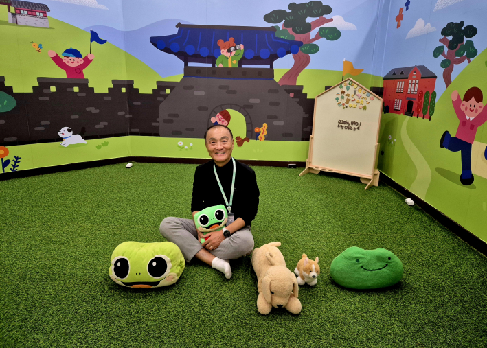 어린이체험실 장해규 자원봉사자가 인터뷰 후 환하게 웃고 있다