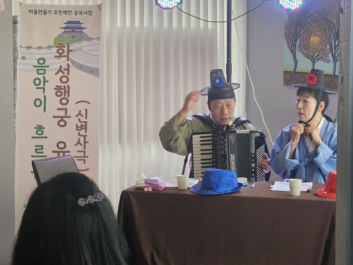  김성한 배우(왼)와 임정열 배우(오)가 열연하고 있다.