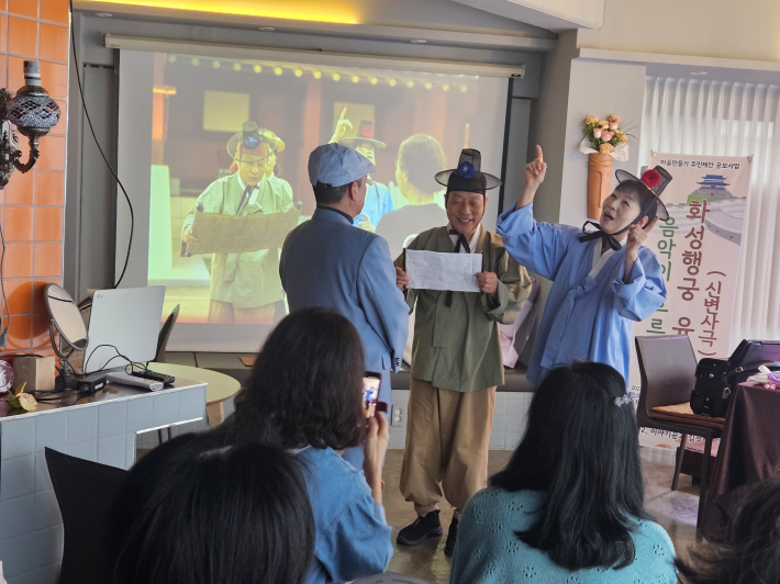 두 변사의 이야기로 진행하는 공연이지만 관람자도 때로는 조연으로 출연하여 연극을 빛내고 함께 만들어가는 공연이었다.