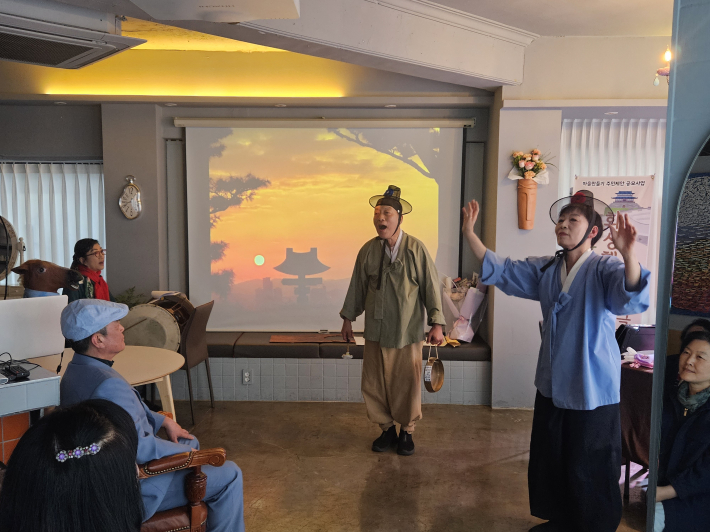 풍경이 아름다운 화성행궁과 수원화성의 모습이 화면에 가득했고 특히 수원화성의 축성이야기는 언제들어도 감동적이었다.