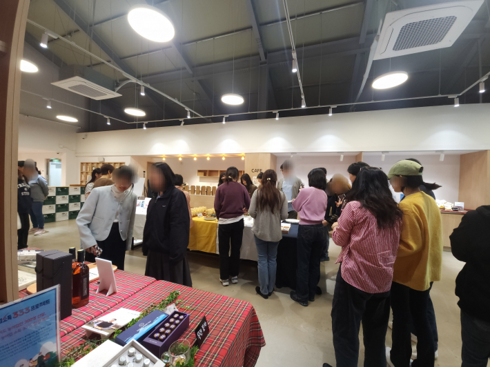 테이스티 테이블 음식 담는 참가자들