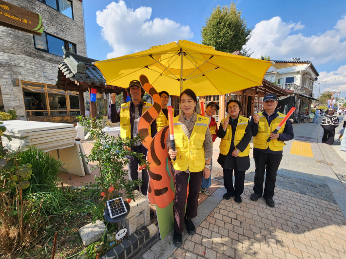 행궁동마을만들기협의회 양만호 대표와 회원들