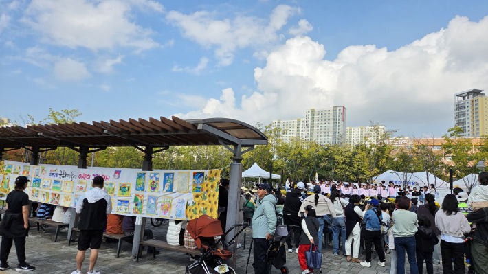 남녀노소 인파로 가득한 국화 축제 중앙 무대