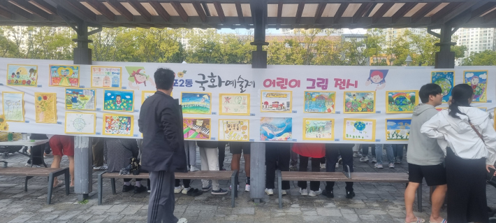 축제 현장 한복판의 어린이 그림 전시가 인기를 끌고 있다. 