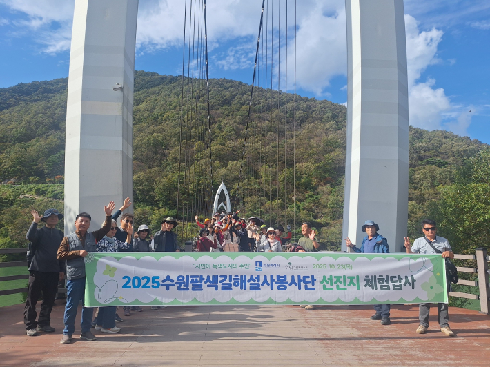 연하협다리위에서 단체사진