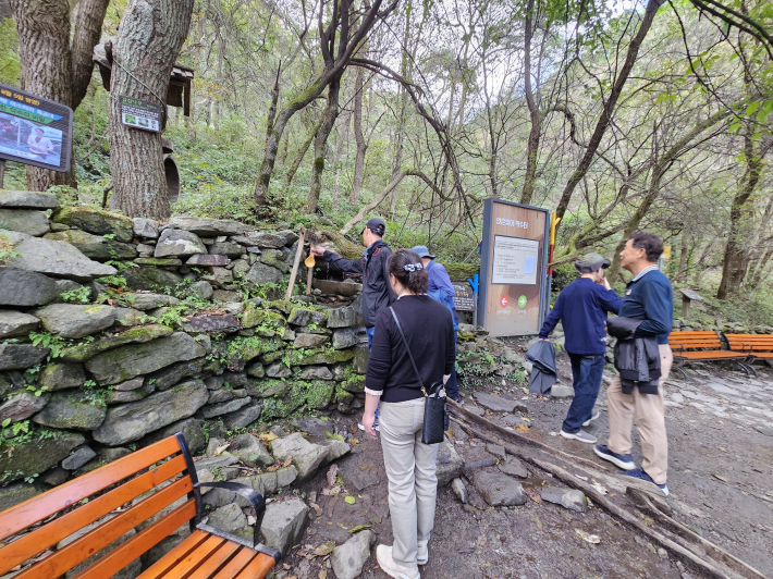 앉은뱅이 약수터에서 시원한 물 한잔 마시다