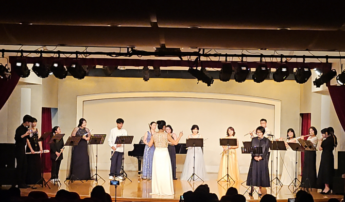 데타쉐 앙상블 단원이 피날레곡을 연주하고 있다.