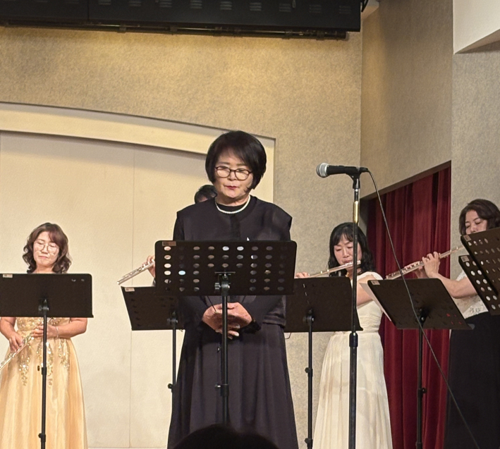 소프라노 이지안씨가 가을을 남기고 간 사랑을 부르고 있다.