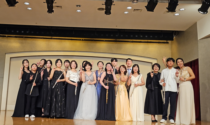 공연을 마치고 무대위에서 기념 사진을 찍고 있는 연주자들.