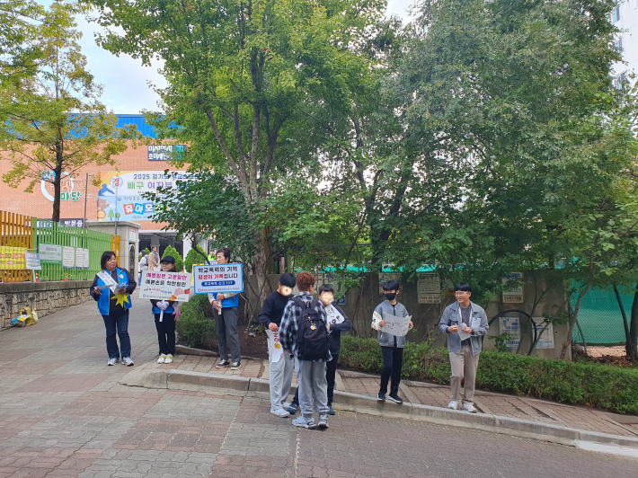 법무부 청소년 범죄예방위원 장안지구위원회, 학생임원 등 학교관계자들이 한일초등학교 학생들에게 학교폭력예방 캠페인을 실시하고 있다.