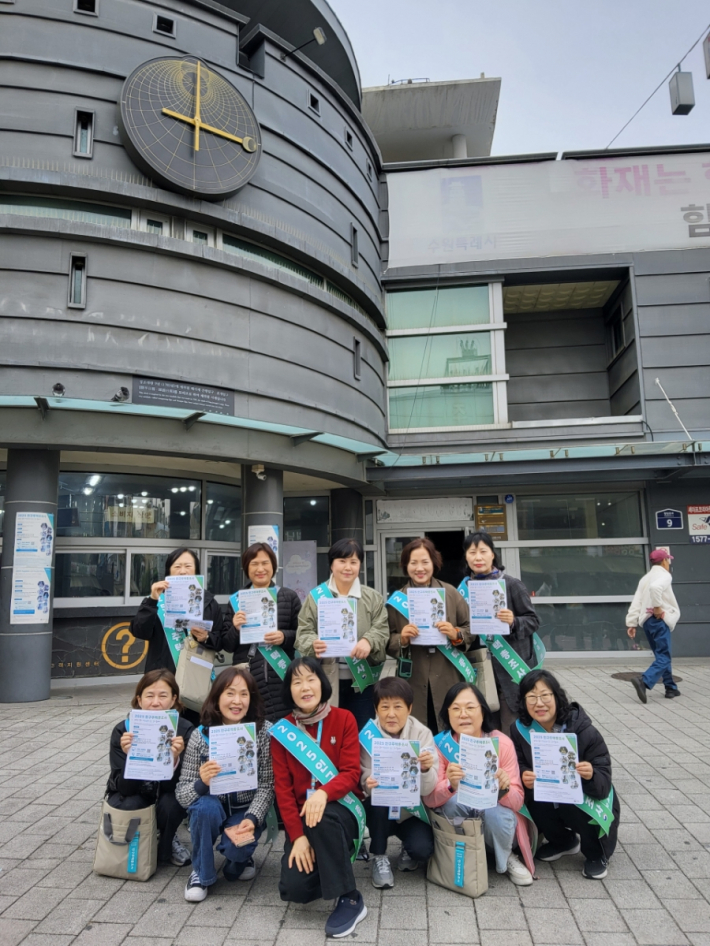 (사진설명: 조사관리요원들이 어깨띠를 착용하고 수원시 팔달구 전통시장 일대에서 인터넷·전화 응답 참여를 안내하고 있다.)  