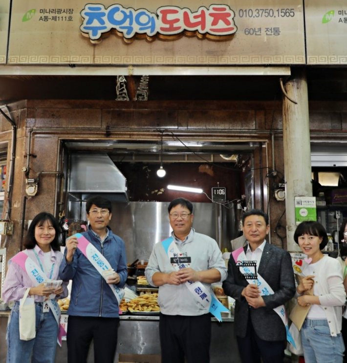 (사진설명: 팔달구 전 부서 릴레이 참여로 진행된 전통시장 이용 인증 현장)