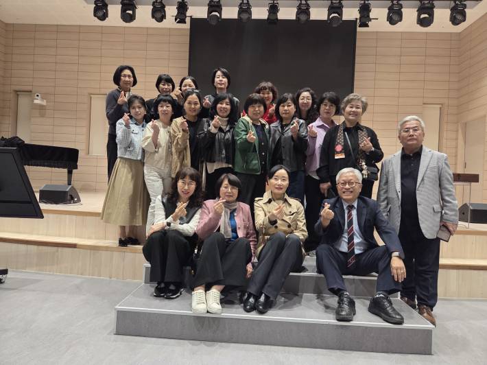 리허설 현장에서, 이미경 운영위원장, 운영위원, 어머니들