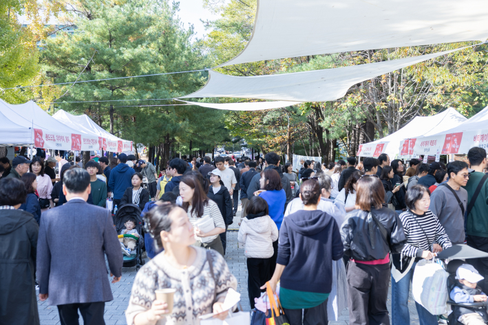 영통커피축제가 열리는 영통반달공원이 시민들로 붐비는 모습이다.
