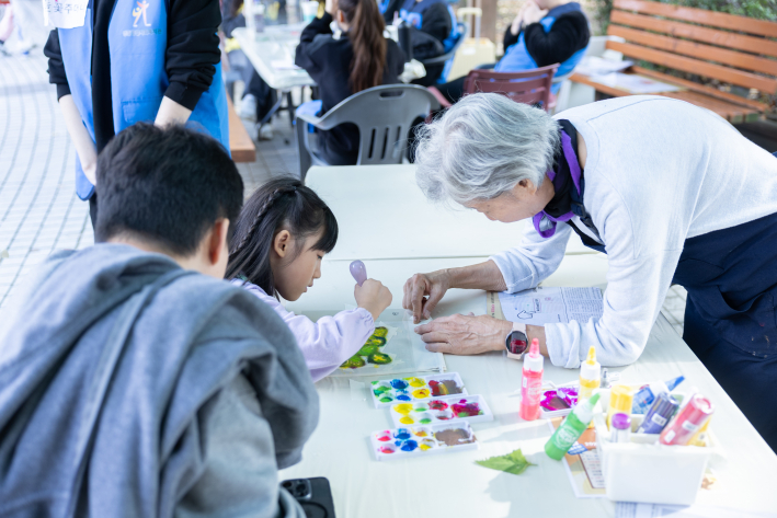 영통커피축제에서 아이들이 즐길 수 있는 들꽃 주머니 만들기 체험을 하는 아이의 모습이다.