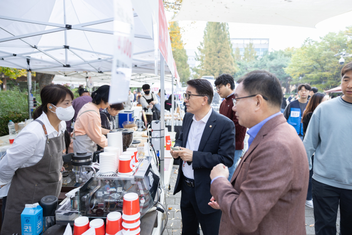 수원시의회 김기정 의원이 커피축제에 방문해 상인들을 격려하는 모습