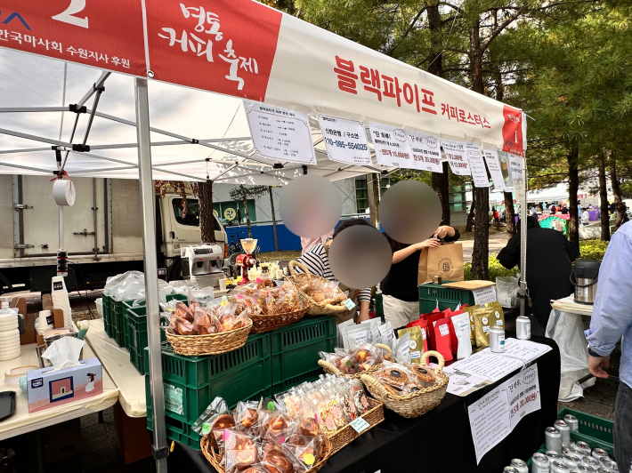 행사장에서는 커피 메뉴 외에도 다채로운 종류의 디저트류와 함께 선보여 방문객들에게 풍성한 볼거리와 즐거움을 제공했다.