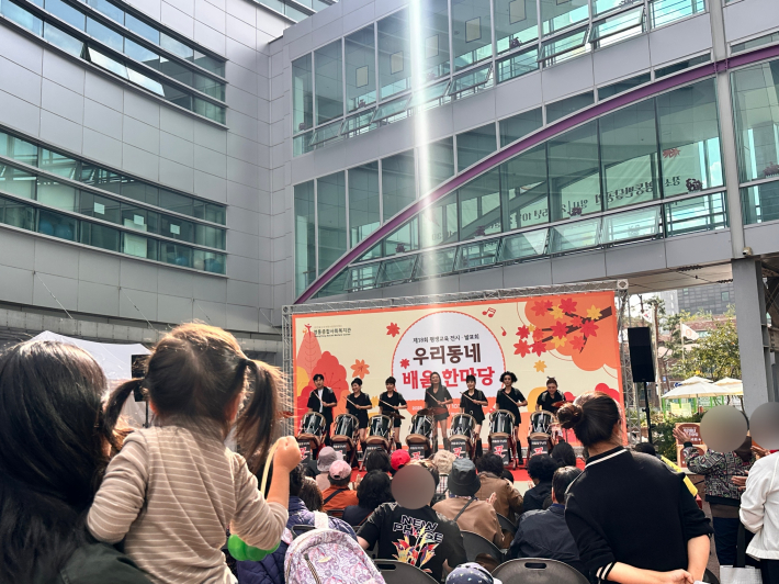 복지관 햇살마당에서 열정적인 퍼포먼스를 선보였다.