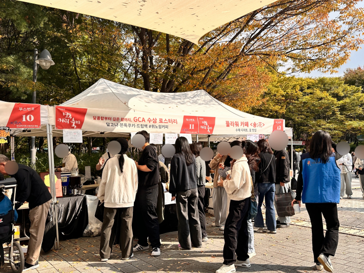 이번 커피 축제에서는 지역 내 카페들이 대거 참여하여 다양한 종류의 개성 넘치는 커피뿐만 아니라 다채로운 디저트류까지 함께 준비하여 방문객들에게 풍성한 볼거리와 미식의 즐거움을 더했다.