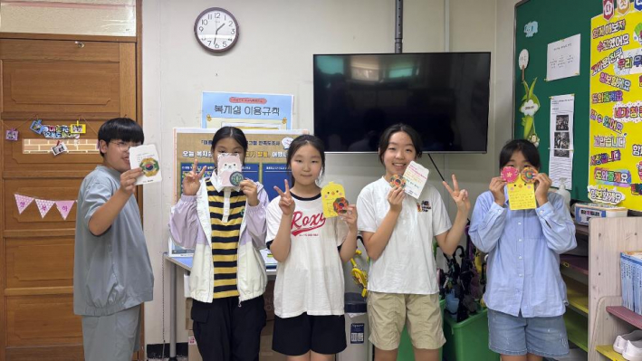 상촌초, 수원가온초, 효탑초의 봉사단원들이 편지를 쓰고 있다.