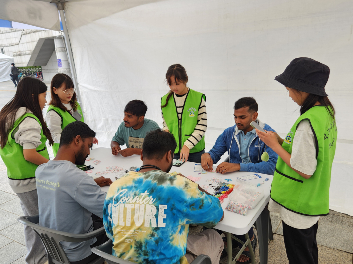 만드는 법을 설명해주는 학생들