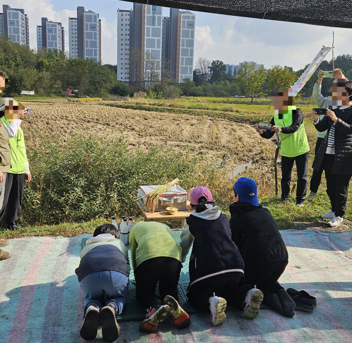 추수감사제에 참여한 어린이들