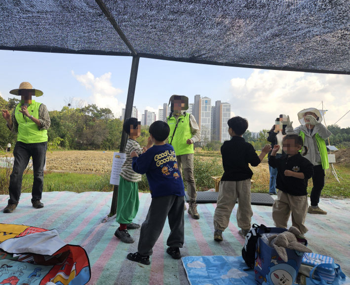 추수 전 몸풀기 율동 중인 어린이