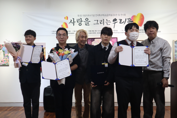 수원미술협회 김재준 회장 대상 수상자와 기념사진