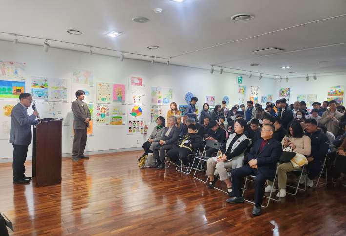 자행회 김 우 회장은 격려사 전경