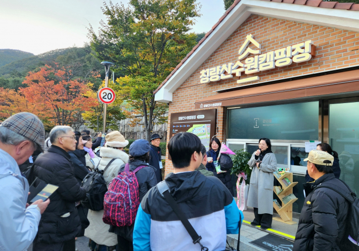 청량산 수원캠퍼스에서 최유리 홍보기획관이 인사말을 전하고 있다.