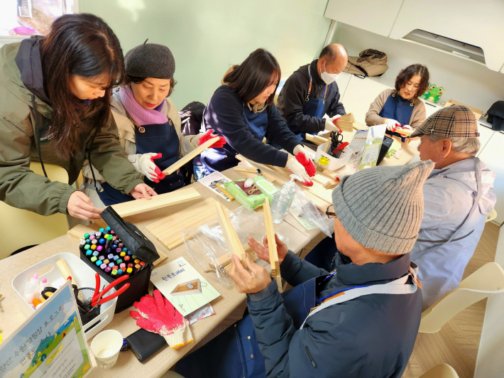 목공 프로그램 참여 모습