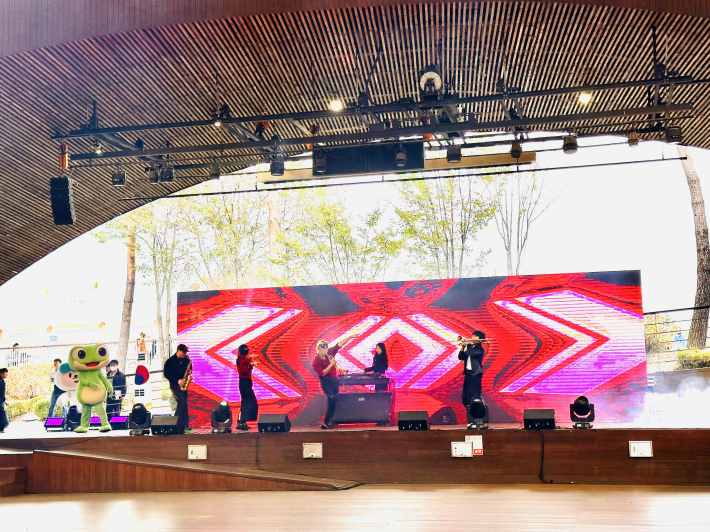 EDM 브라스 밴드 '디퍼(DEEPER)'가 신나는 음악으로 현장의 분위기를 고조시켰다.