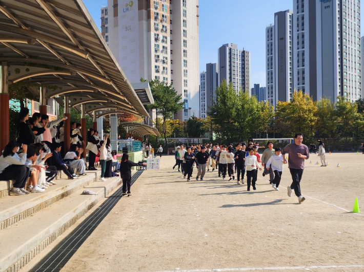 수원중촌초 5학년 남학생들이 선생님과 함께 달리고 있다. 