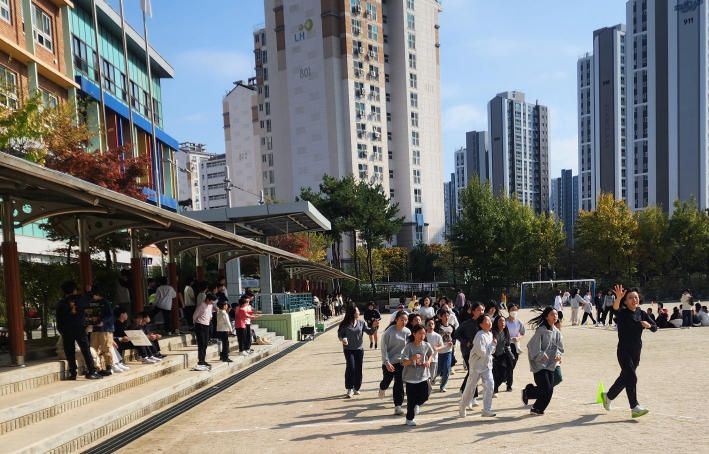 여학생들이 선생님과 함께 '함께달려100km'를 하고 있다. 