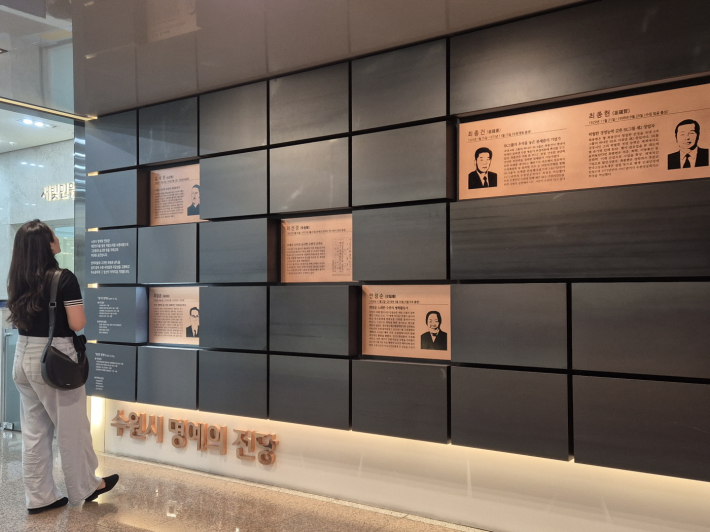 수원시청 1층, 세계의 도시와 문화가 이어지는 공간이 있다.